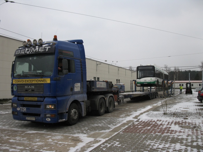 Der polnische LKW-Tieflader rangiert unter den angehobenen Solaris-Obus.